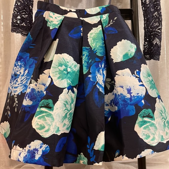 Long-Sleeve Lace/Floral-Printed Two-Piece Dress. - Picture 5 of 5